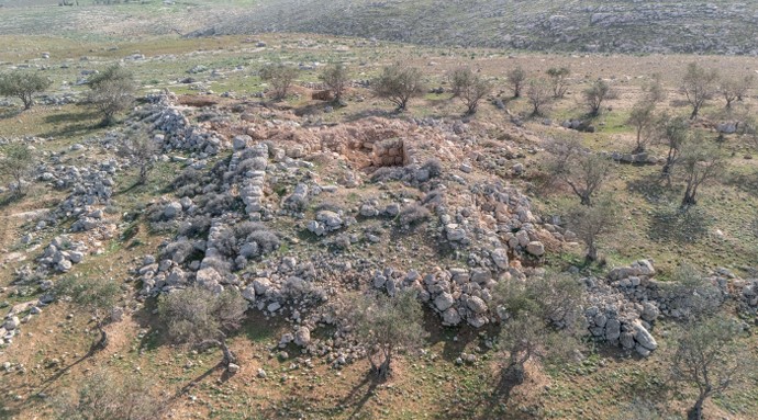 שרידי הכנסייה. מבט כללי למזרח. צילום ש הלוי