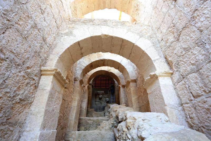 תעלת ניקוז שנבנתה לאורך פרוזדור הקשתות לקראת סתימתו, מבט לדרום. צילום- ש תירם
