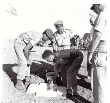 הטמנת מגילת הייסוד של היאחזות לכיש.באדיבות יצו כהן וארכיון לכיש
