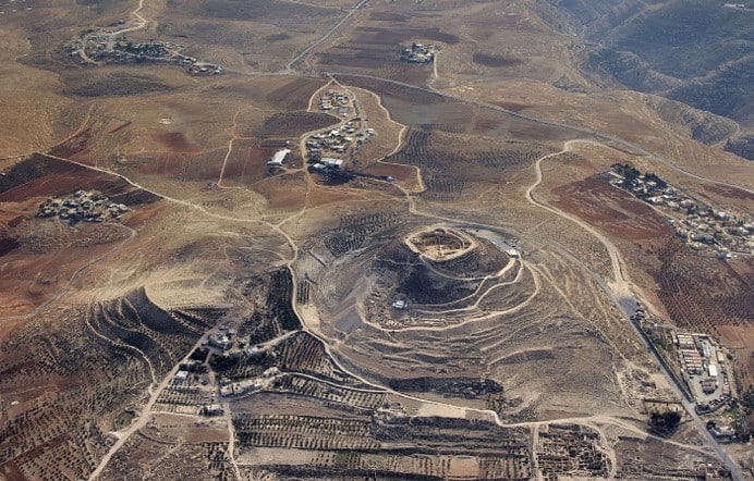הר הרודיון מהאוויר. מבט למזרח. צילום תצפית. משלחת חפירות הרודיון.