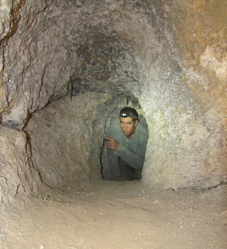 מחילת מסתור טיפוסית a-e