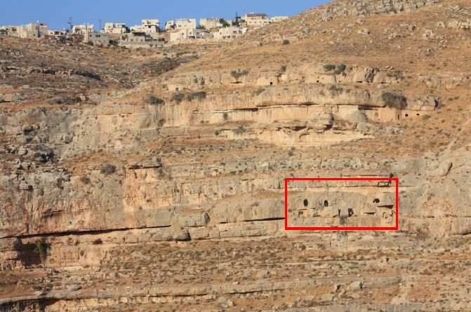 פתחי מערת חריטון בתצלום מהגדה ממול
